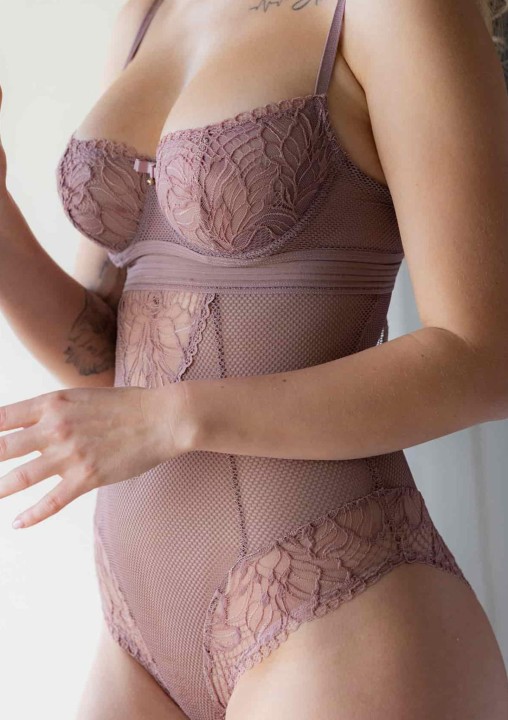 koronkowe-body-damskie-z-miekkimi-miseczkami-cappuccino-3588-ariel-kleo_6.jpg