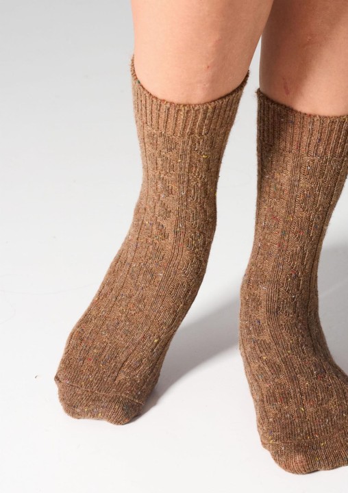 skarpetki-damskie-z-welna-2pack-warkoczowy-splot-carmel-antracyt-w27-wool-dots-legs_10.jpg