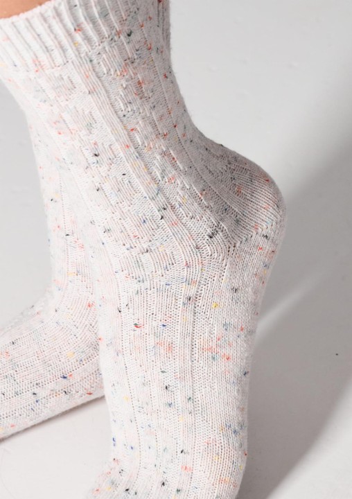 skarpetki-damskie-z-welna-2pack-warkoczowy-splot-bialy-szary-w27-wool-dots-legs_9.jpg
