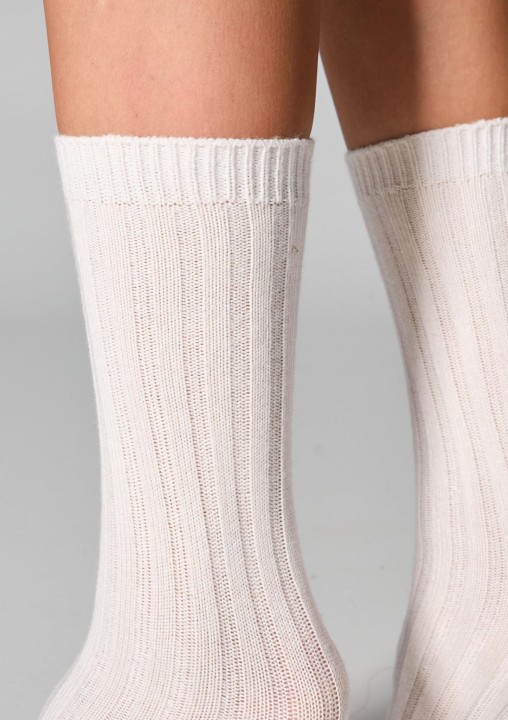 skarpetki-damskie-z-angora-krolicza-2pack-biale-w22-angora-rabbit-legs_4.jpg