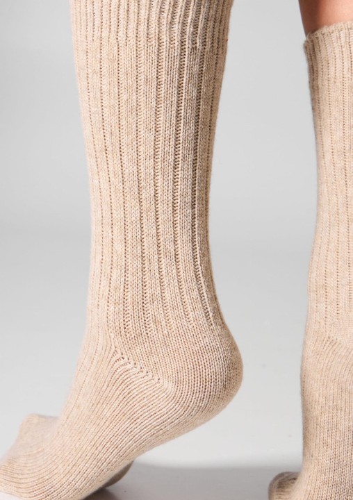 skarpetki-damskie-z-welna-merynosow-i-kaszmirem-bez-scm26-legs_4.jpg